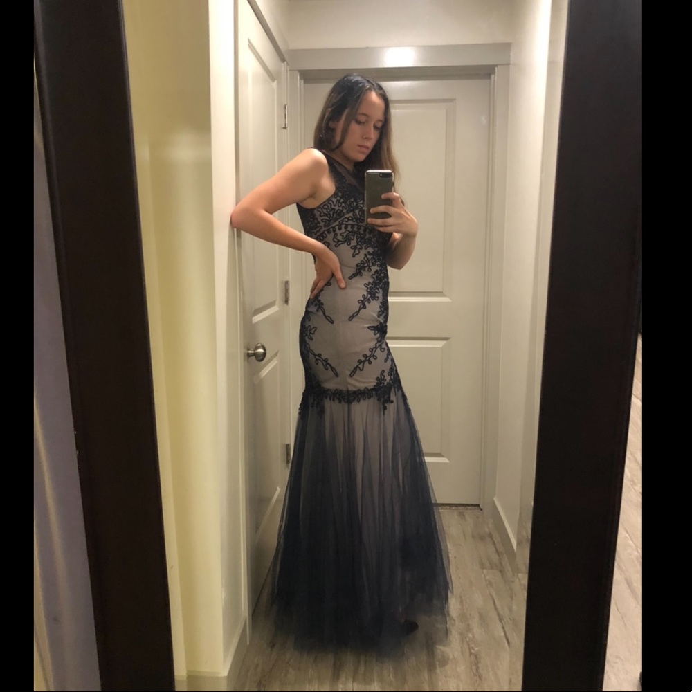 Formal Dress 💙💙 - Picture 4 of 11